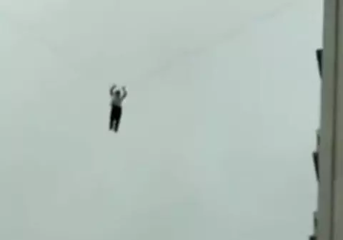 VIDEO | Cum a încercat un bărbat să plece fără să plătească din hotel. A fost nevoie de intervenția pompierilor