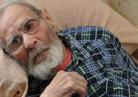 Un bărbat și-a dus tatăl la azilul de bătrâni. Întors acasă, fiul de 5 ani i-a pus o întrebare șoc