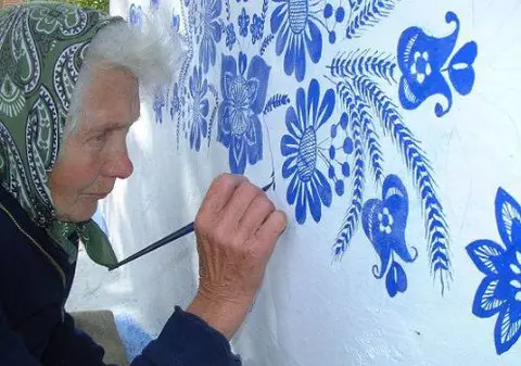Bunica de 90 de ani care transformă casele din satul ei în opere de artă. Este uimitor ce frumuseți ies din mâinile femeii | FOTO