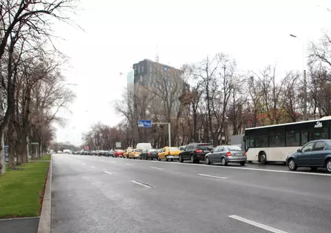 Accident pe bulevardul Aviatorilor din Capitală, noaptea trecută. O șoferită a lovit un stâlp, în timp ce vorbea la telefon