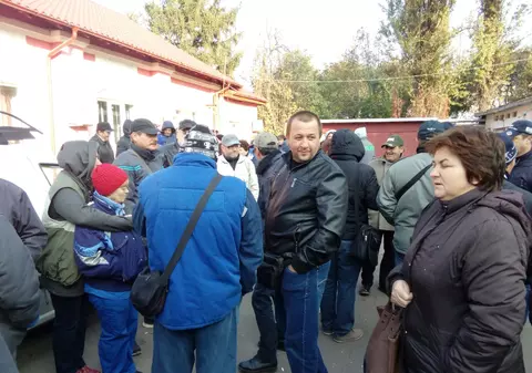 UPDATE: Noi proteste ale angajaţilor societății de agent termic, la Galați: "Suntem sclavi, lucrăm în mizerie"Protestul a luat sfârșit - FOTO