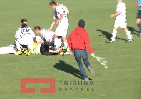 Incidente șocante în campionatul de fotbal Kosovo: fanii au intrat pe teren și au lovit jucătorii! / VIDEO
