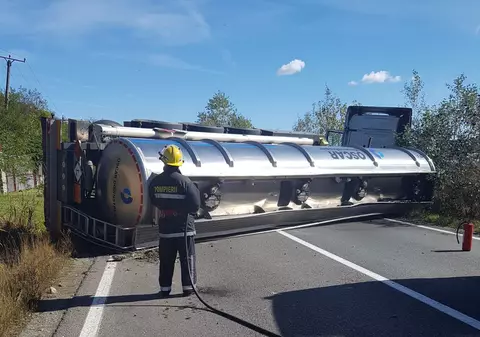 Cisternă cu motorină răsturnată în Dâmbovița. Traficul pe DN72 Târgovişte - Ploieşti este blocat