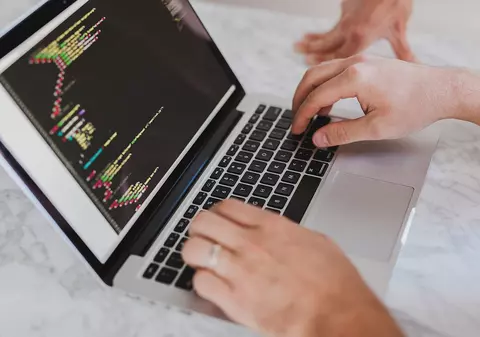 Job-ul din România pe care îl poate învăţa oricine şi îţi aduce un salariu de 3200 de euro pe lună! Sunt mii de locuri de muncă disponibile