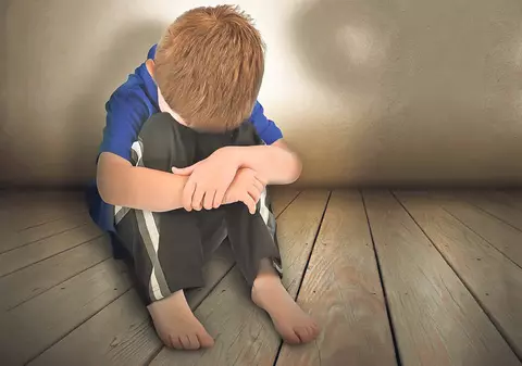 Copilul din Buzău maltratat în pădure de tatăl său rămâne internat și este consiliat psihologic. Mama băiatului a revenit în țară