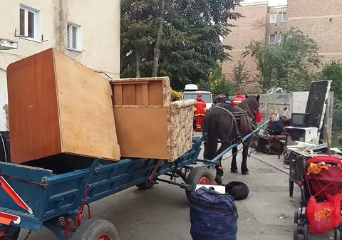 Evacuare cu scandal din blocul "Turturica", la Alba Iulia: „Suntem aruncaţi în stradă ca nişte şobolani”