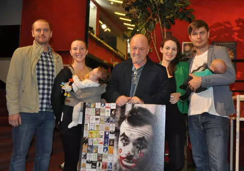 Emoție de toamnă pentru Nicu Alifantis. Nepoțeii au venit la teatru să-l sărbătorească