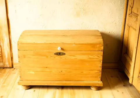 Și-a ignorat mama toată viața, dar după moartea ei a căutat într-o ladă veche. A început să plângă ca un copil