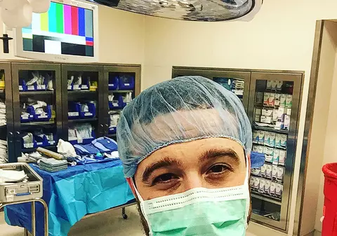 Și-a dat halatul jos și a devenit star pe internet. Cum arată doctorul care a ridicat pulsul rețelelor sociale | Galerie Foto