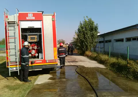 UPDATE: FOTO| Patru răniți în urma unui incendiu la o fermă din Dolj. 1.500 de porci au murit arși de vii ori intoxicați cu fum