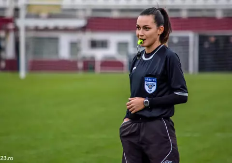 VIDEO/ Un fost manechin a ajuns să facă legea în terenul... de fotbal. Andreea Ene e cel mai sexy arbitru din România!