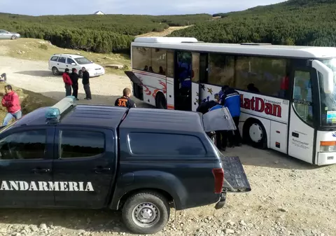 Zeci de elevi, blocați pe munte la Piatra Arsă, pe Platoul Bucegilor. Excursie cu ghinion, de Ziua Educației | VIDEO