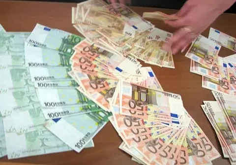 A găsit 9.000 de euro la gunoi și s-a ales cu dosar penal fiindcă nu i-a dus la Poliție