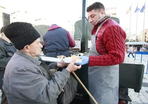 Sute de buzoieni au poftit la fasolea cu ciolan gătită în stil cazon de Ziua Armatei, la Buzău