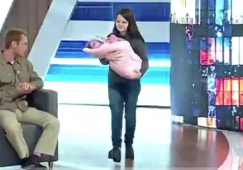 O fetiță de 12 ani a fost umilită public. A fost obligată de un show tv să stea față în față cu tatăl și frații care au violat-o | VIDEO