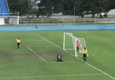 Fază colosală în fotbal. Cel mai ciudat gol marcat în ultima vreme a fost izbutit de un portar | VIDEO