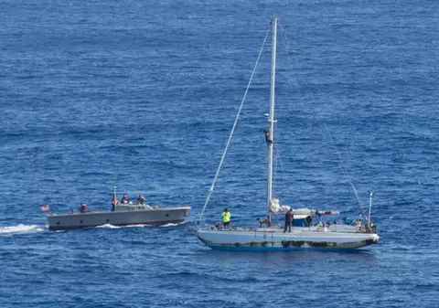 Două femei au fost salvate după cinci luni de plutit în derivă în Pacific