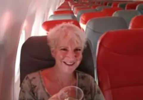 Cum a reușit o femeie să fie singurul pasager de la bordul unui avion. A plătit doar 50 de euro și a avut parte de tratament VIP