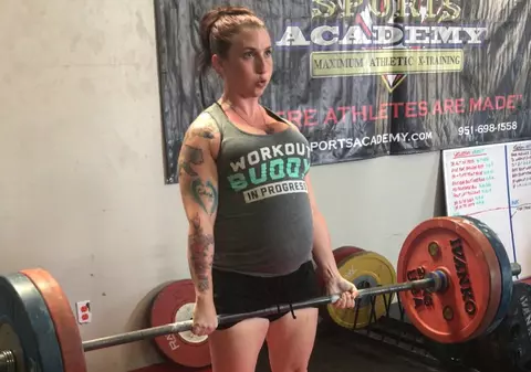 O americancă ridică greutăți de 120 kg însărcinată în luna a opta