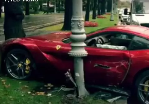VIDEO | Un Ferrari de jumătate de milion de euro a intrat într-un stâlp din Capitală