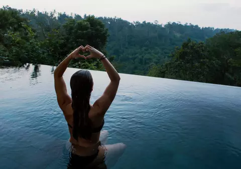Un cont de Instagram îndrăzneț - femeia care se fotografiază nud în timp ce fac yoga