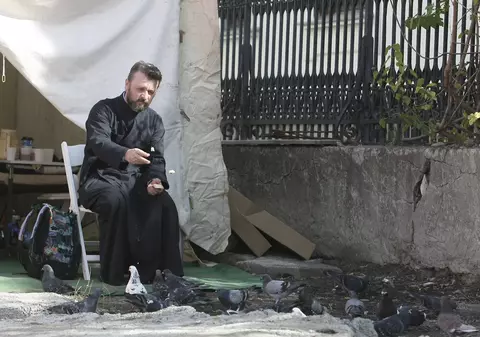 FOTOREPORTAJ/ Pelerinajul la Sfânta Parascheva în imagini. Cu mașina la coadă, cu sufletul plin de smerenie și cu trupul plin de bogăție, selfiuri și rugăciuni