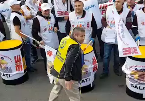 VIDEO | Gest neaşteptat al protestatarilor din Piaţa Victoriei: oamenii s-au întors cu spatele şi au arătat fundul Guvernului