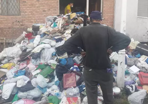 FOTO/ Un munte de gunoaie a fost scos din apartamentul unui bărbat din Constanța. Deșeurile îngropaseră până și lustra din sufragerie