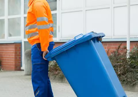 Un gunoier a fost batjocorit pentru că se uita la o vitrină cu bijuterii. Este umitor i s-a întâmplat bărbatului câteva ore mai târziu | FOTO
