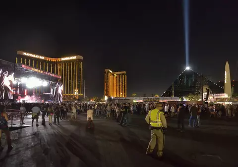 Masacru în Las Vegas | Un bărbat a povestit cum s-a adăpostit de ploaia de gloanțe. "O să-mi amintesc mereu de polițistul care a fugit spre locul de unde se trăgea"