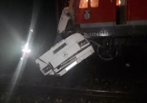 Accident grav în Rusia | Cel puțin 19 oameni au murit, după ce un autobuz a fost lovit de un tren