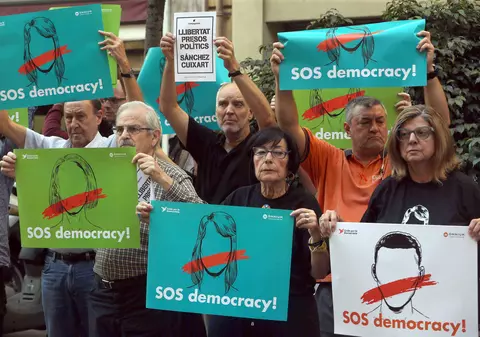 Criză în Spania | Mii de oameni au ieșit în stradă în semn de protest față de arestarea a doi lideri catalani