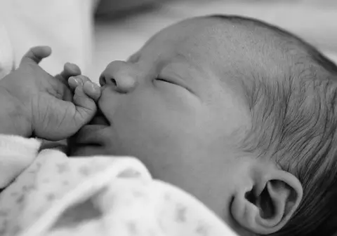 Adela vă sfătuieşte în sex şi iubire. „Copilul meu e mulatru și seamănă cu fostul iubit al soției mele”