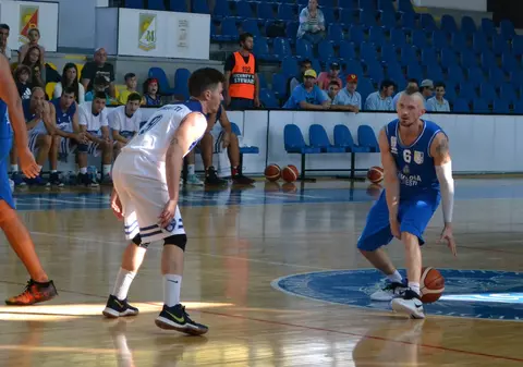 Cine e echipa cu jucători cu 37 de titluri naționale de baschet care s-a înscris în liga a doua. A debutat cu o victorie cu CSO Voluntari