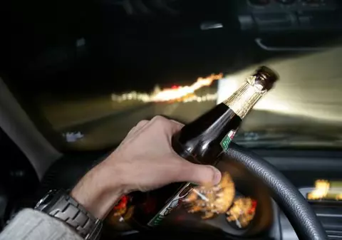 Șoferi, știți în cât timp iese complet alcoolul din sânge?