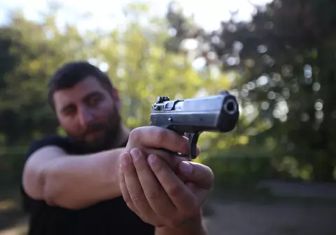 VIDEO | Reportaj cu arma-n mână. Am testat mitraliera NATO și pistolul pentru luptă urbană