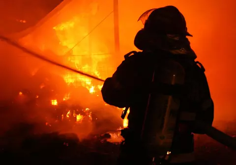 Un bărbat a fost găsit carbonizat în urma unui incendiu la Siret