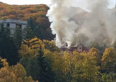 Incendiu la un hotel din staţiunea Băile Olăneşti. Aproximativ 200 de persoane au fost evacuate
