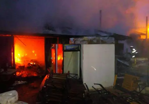 Incendiu la un depozit de electrocasnice din Iași. Arde o suprafață de 400 mp, iar pompierii intervin cu șase autospeciale