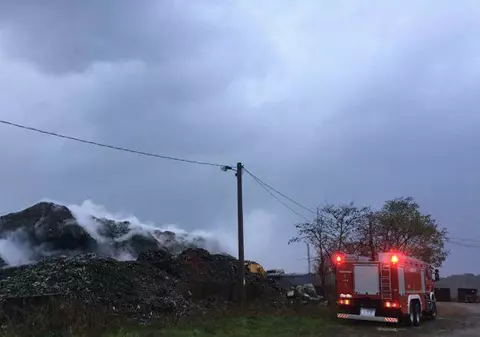 Incendiul de la groapa de gunoi din Reșița, din această dimineață, stins de ploaie