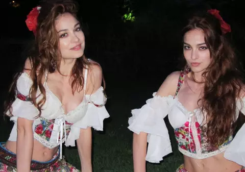 Gemenele Indiggo s-au apucat de dansul din buric. Fac show în America
