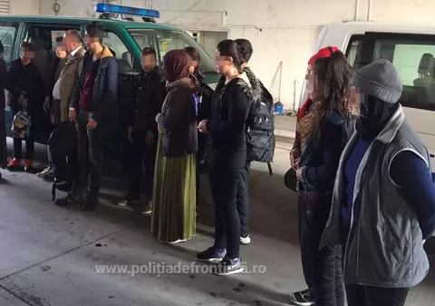 GALERIE FOTO| Paisprezece irakieni care voiau să intre ilegal în România au fost prinși de Garda de Coastă