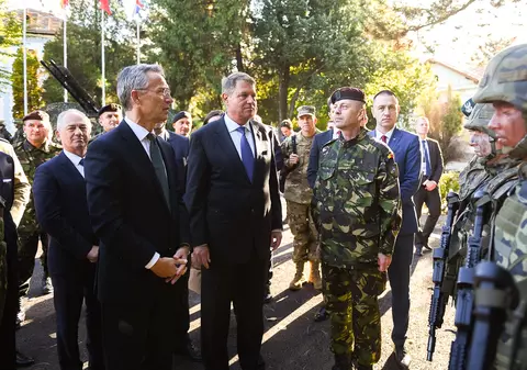 Mesajul lui Jens Stoltenberg către militarii Brigăzii Multinaționale: „Trimiteți un mesaj clar: NATO este aici, NATO este puternică, NATO este unită”