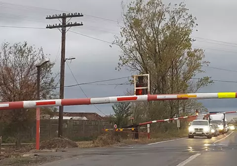 Barieră de cale ferată din Timiș, semnalizată cu o lampă cu petrol în România secolului XXI - FOTO
