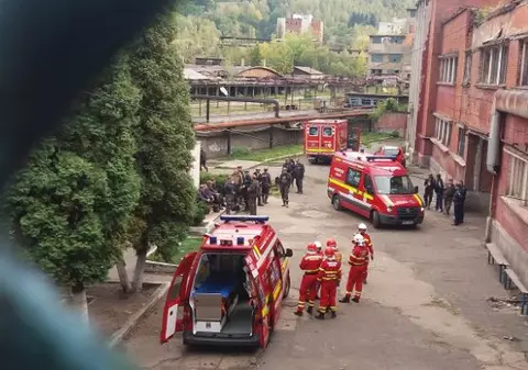UPDATE: Intervenție dramatică la Mina Lupeni. Trei mineri, prinși sub pământ. „Se înaintează cu 1 metru pe oră”