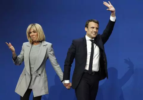 Brigitte Macron a devenit ținta criticilor, după ce a anunțat că nu va mai sta în spatele soțului ei, ci alături