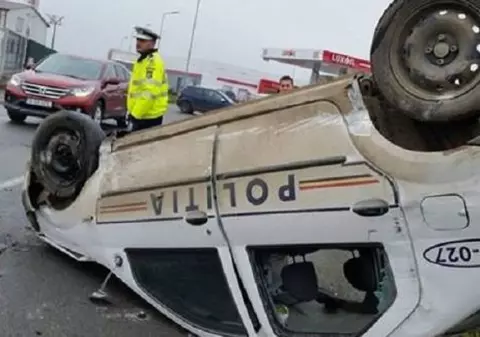 Accident în Argeș. Mașina poliției s-a răsturnat. Un membru al echipajului a fost rănit