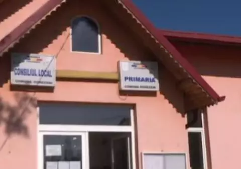 Mesajul șocant al unui edil din Giurgiu pus pe clădirea primăriei: ”Se fumează oricât, orice. F**k USA și p'ăia de la București” | FOTO