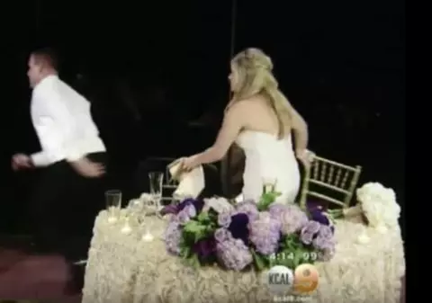 Mirele fuge de la masa la care stătea alături de mireasa lui. Continuarea e incredibilă