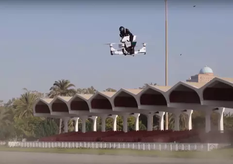 VIDEO | Motocicleta zburătoare, prezentată în Dubai. Cum s-a robotizat micul emirat